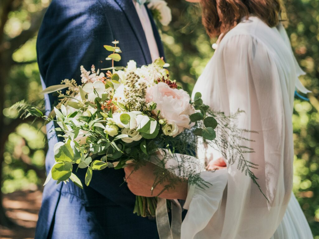 Hochzeitspaar mit Blumenstrauss